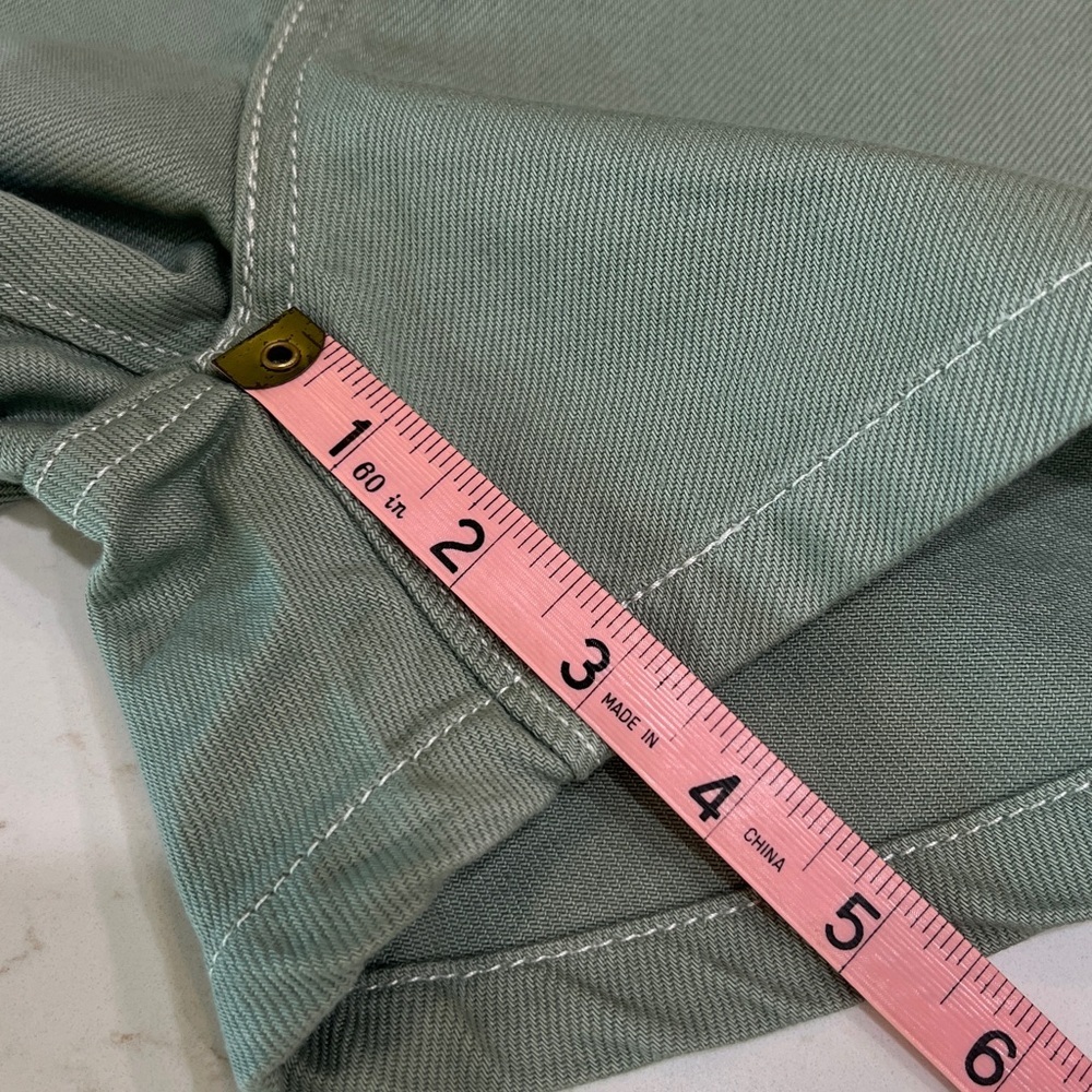 Levi’s High Waisted Mom Shorts Sage Green NWT Size 33 - Picture 12 of 12